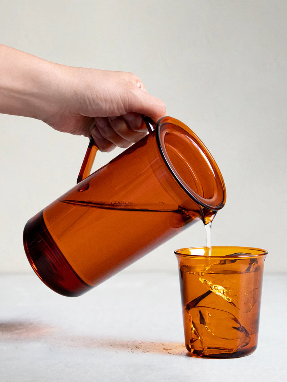 Photo of KINTO CAST AMBER Jug (750ml/25.5oz) ( ) [ KINTO ] [ Water Servers ]